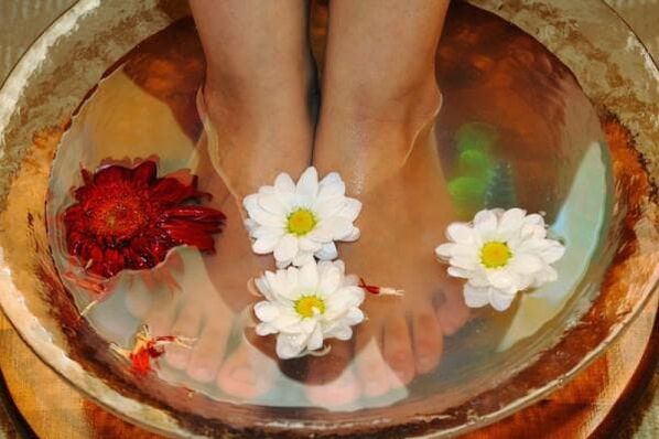 Salt foot baths help fight toenail fungus