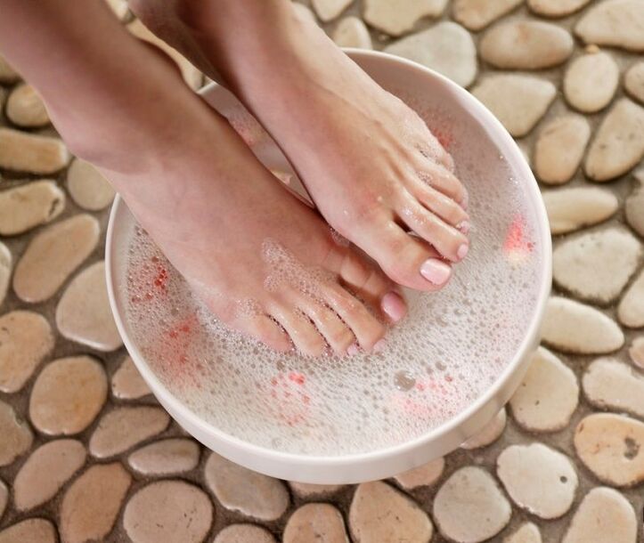 Treat onychomycosis with essential oil bath