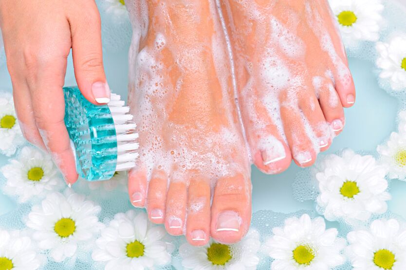 Washing your feet regularly is an excellent way to prevent onychomycosis.